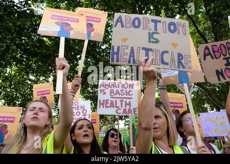 Londra, Regno Unito, 3rd settembre 2022. Gli attivisti a favore della scelta delle donne tengono un cartello mentre si sono riuniti in Piazza del Parlamento in una controricezione contro l'annuale evento March for Life, cui hanno partecipato tra gli altri cristiani evangelici e cattolici, che si oppongono all'aborto, la vita credente inizia dal concepimento. I gruppi pro-choice affermano che il ribaltamento di Roe v Wade ha incoraggiato gli anti-aborzionisti negli Stati Uniti e altrove. Credit: Undicesima ora di Fotografia/Alamy Live News. Foto Stock