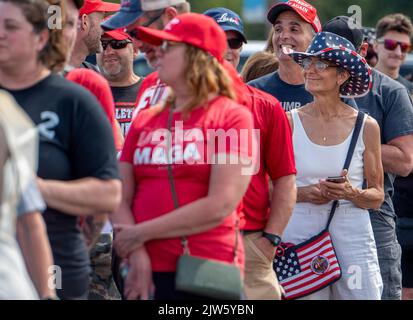 Wilkes barre Township, Stati Uniti. 03rd Set, 2022. Una fila di persone aspetta di entrare nell'arena per il rally. L’ex presidente Donald Trump ha tenuto un raduno a Wilkes-barre-barre Township, a cui hanno partecipato circa 10.000 persone, e gran parte del parcheggio era una fila di persone in attesa di entrare. (Foto di Aimee Dilger/SOPA Images/Sipa USA) Credit: Sipa USA/Alamy Live News Foto Stock
