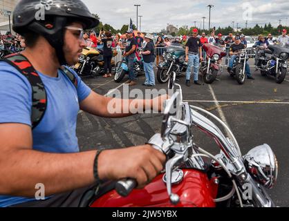 Wilkes barre Township, Stati Uniti. 03rd Set, 2022. I motociclisti per Trump arrivano al raduno di Trump. L’ex presidente Donald Trump ha tenuto un raduno a Wilkes-barre-barre Township, a cui hanno partecipato circa 10.000 persone, e gran parte del parcheggio era una fila di persone in attesa di entrare. (Foto di Aimee Dilger/SOPA Images/Sipa USA) Credit: Sipa USA/Alamy Live News Foto Stock