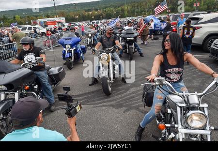 Wilkes barre Township, Stati Uniti. 03rd Set, 2022. I motociclisti per Trump arrivano al raduno di Trump. L’ex presidente Donald Trump ha tenuto un raduno a Wilkes-barre-barre Township, a cui hanno partecipato circa 10.000 persone, e gran parte del parcheggio era una fila di persone in attesa di entrare. (Foto di Aimee Dilger/SOPA Images/Sipa USA) Credit: Sipa USA/Alamy Live News Foto Stock