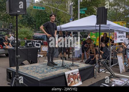NEW YORK, NY - 27 AGOSTO 2022: Ryuji Chua parla al Animal Rights March NYC per protestare contro gli abusi sugli animali e Dior e Louis Vuitton per aver rifiutato t Foto Stock