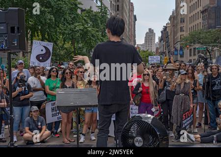 NEW YORK, NY - 27 AGOSTO 2022: Ryuji Chua parla al Animal Rights March NYC per protestare contro gli abusi sugli animali e Dior e Louis Vuitton per aver rifiutato t Foto Stock