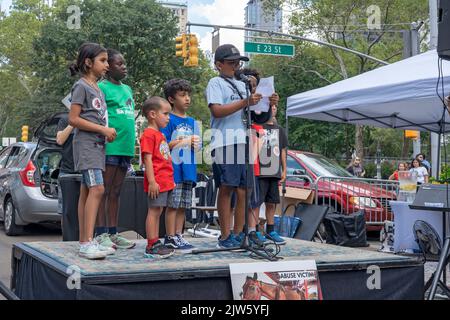 NEW YORK, NY - 27 AGOSTO 2022: Nirvaan Agarwal, 11 anni, parla al Animal Rights March NYC per protestare contro gli abusi sugli animali e Dior e Louis Vu Foto Stock