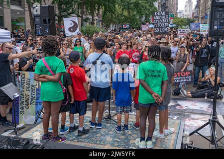 NEW YORK, NY - 27 AGOSTO 2022: Nirvaan Agarwal, 11 anni, parla al Animal Rights March NYC per protestare contro gli abusi sugli animali e Dior e Louis Vu Foto Stock
