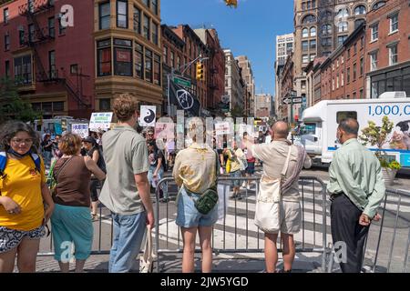 NEW YORK, NY - 27 AGOSTO 2022: Centinaia di attivisti per i diritti degli animali partecipano al Animal Rights March NYC per protestare contro gli abusi sugli animali e contro Dior An Foto Stock