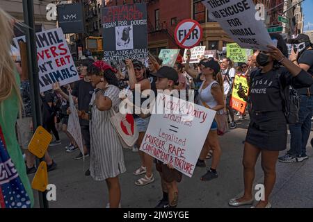NEW YORK, NY - 27 AGOSTO 2022: Centinaia di attivisti per i diritti degli animali partecipano al Animal Rights March NYC per protestare contro gli abusi sugli animali e contro Dior An Foto Stock