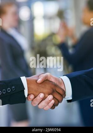 Due uomini d'affari che scuotono le mani. Foto Stock