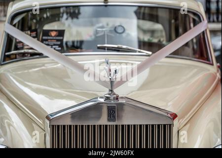 Londra, Regno Unito - 21 agosto 2022: Auto classica Rolls-Royce decorata per un matrimonio fuori dalla Cattedrale di St Pauls a Londra. Foto Stock