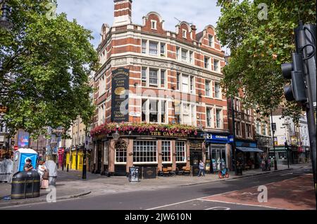 Londra, Regno Unito - 22 agosto: The Cambridge, un pub tradizionale di carattere unico vicino al Palace Theatre su Charing Cross Road, West End, Londra. Foto Stock
