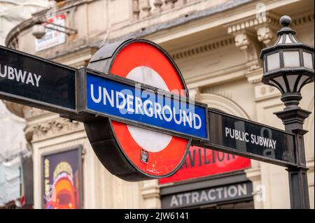 Londra, Regno Unito - 22 agosto 2022: Vista in basso angolo del segno sotterraneo in Piccadilly Circus contro il cielo una giornata di sole Foto Stock