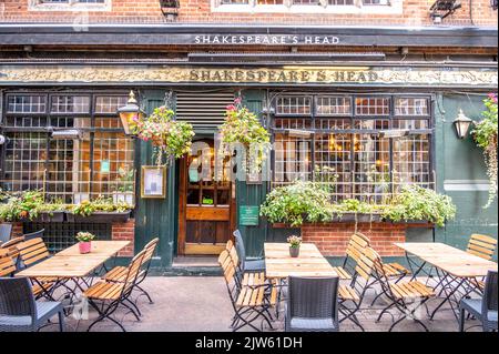 Londra, Regno Unito - 23 agosto 2022: Facciata di Shakespeare's Head, un tradizionale pub britannico di Londra costruito nel 1735, uno dei pub più famosi di Londra Foto Stock