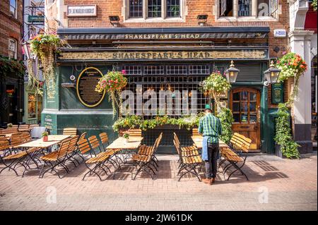 Londra, Regno Unito - 23 agosto 2022: Facciata di Shakespeare's Head, un tradizionale pub britannico di Londra costruito nel 1735, uno dei pub più famosi di Londra Foto Stock