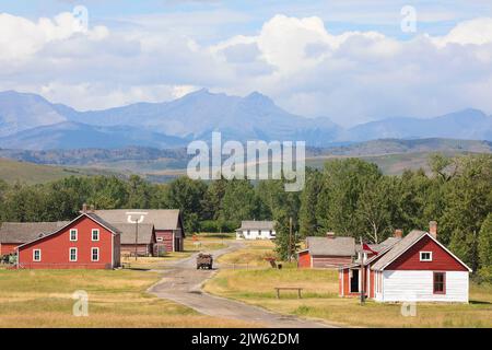 Il Bar U Ranch National Historic Site, situato ai piedi delle Montagne Rocciose dell'Alberta, ospita la più grande collezione di edifici storici del ranch in Canada Foto Stock