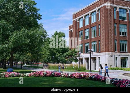 Ann Arbor, Michigan, USA - Agosto 2022: Gli studenti camminano nel campus dell'Università del Michigan in una giornata di sole vicino all'inizio del mandato Foto Stock