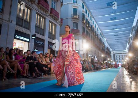 Malaga, Spagna. 03rd Set, 2022. Una modella presenta una creazione del fashion designer nati Jimenez che partecipa all'evento in via Marques de Larios. Durante due giorni, la città di Malaga accoglie l'XI edizione della passerella della moda di Larios, dove le aziende di moda cammineranno attraverso la strada principale. In questa edizione la stilista Agatha Ruiz de la Prada e la stilista Victorio & Lucchino saranno i principali ospiti. (Foto di Jesus Merida/SOPA Images/Sipa USA) Credit: Sipa USA/Alamy Live News Foto Stock