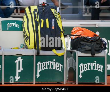 Il tennista professionista spagnolo Carlos Alcaraz usa la borsa da tennis personalizzata Babolat durante la sua partita di quarto di finale contro Alexander Zverev Foto Stock