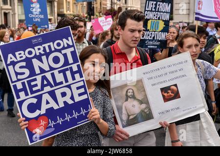 Londra, Regno Unito. 03rd Set, 2022. I manifestanti sono in possesso di cartelli che esprimono la loro opinione durante la manifestazione. Attivisti anti-aborto e manifestanti 'Pro Life' hanno marciato attraverso il centro di Londra fino a Parliament Square per segnare la loro opposizione alla legge sull'aborto nel Regno Unito. (Foto di Thomas Krych/SOPA Images/Sipa USA) Credit: Sipa USA/Alamy Live News Foto Stock