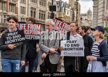 Londra, Regno Unito. 03rd Set, 2022. I manifestanti sono in possesso di cartelli che esprimono la loro opinione durante la manifestazione. Attivisti anti-aborto e manifestanti 'Pro Life' hanno marciato attraverso il centro di Londra fino a Parliament Square per segnare la loro opposizione alla legge sull'aborto nel Regno Unito. (Foto di Thomas Krych/SOPA Images/Sipa USA) Credit: Sipa USA/Alamy Live News Foto Stock