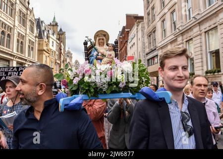 Londra, Regno Unito. 03rd Set, 2022. Durante la manifestazione, i manifestanti detengono una statua religiosa. Attivisti anti-aborto e manifestanti 'Pro Life' hanno marciato attraverso il centro di Londra fino a Parliament Square per segnare la loro opposizione alla legge sull'aborto nel Regno Unito. (Foto di Thomas Krych/SOPA Images/Sipa USA) Credit: Sipa USA/Alamy Live News Foto Stock