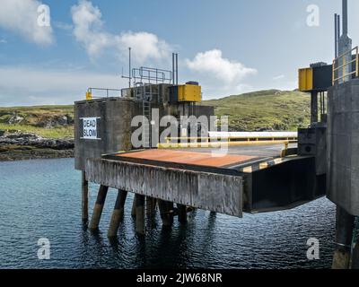 Roll on Roll off traghetto salire e scendere rampa di carico al terminal dei traghetti di Scalasaig sull'isola di Colonsay, Scozia. Foto Stock