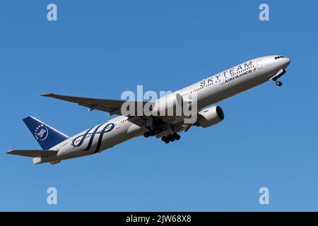 Richmond, British Columbia, Canada. 3rd Set, 2022. Un Boeing Air France 777-300ER Jetliner (F-GZNT), dipinto in livrea SkyTeam, aerotrasportato dopo il decollo dall'Aeroporto Internazionale di Vancouver. (Credit Image: © Bayne Stanley/ZUMA Press Wire) Foto Stock