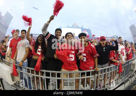 Columbus, Stati Uniti. 03rd Set, 2022. I tifosi dei Buckeyes dello stato dell'Ohio si rallegrano prima dell'inizio dei Buckeyes contro gli irlandesi combattenti di Notre Dame a Columbus, Ohio, sabato 3 settembre 2022. Foto di Aaron Josefczyk/UPI Credit: UPI/Alamy Live News Foto Stock