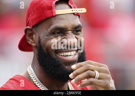 Columbus, Stati Uniti. 03rd Set, 2022. LeBron James ride a margine prima dell'Ohio state Buckeyes che ospita la Notre Dame Fighting Irish a Columbus, Ohio, sabato 3 settembre 2022. Foto di Aaron Josefczyk/UPI Credit: UPI/Alamy Live News Foto Stock