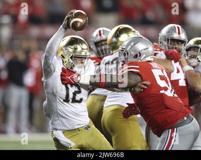 Columbus, Stati Uniti. 03rd Set, 2022. Notre Dame Fighting Irish quarterback Tyler Buchner (12) è saccheggiato da Ohio state Buckeyes Mike Hall Jr. (51) nel secondo tempo a Columbus, Ohio, sabato 3 settembre 2022. Foto di Aaron Josefczyk/UPI Credit: UPI/Alamy Live News Foto Stock