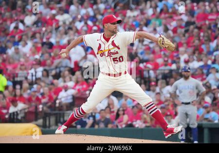 St. Louis, Stati Uniti. 03rd giugno, 2022. Il carceriere di partenza dei St. Louis Cardinals Adam Wainwright offre un campo ai Chicago Cubs nella prima edizione al Busch Stadium di St. Louis sabato 3 settembre 2022. Foto di Bill Greenblatt/UPI Credit: UPI/Alamy Live News Foto Stock