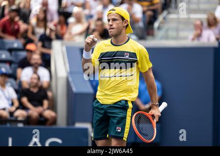 New York, Stati Uniti. 03rd Set, 2022. Diego Schwartzman dell'Argentina reagisce durante il 3rd° turno del torneo degli US Open Championships contro Frances Tiafoe of USA al Billie Jean King National Tennis Center di New York il 3 settembre 2022. Tiafoe ha vinto in serie diritte. (Foto di Lev Radin/Sipa USA) Credit: Sipa USA/Alamy Live News Foto Stock