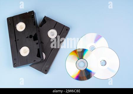 Alcune vecchie cassette VHS e alcuni CD Foto Stock