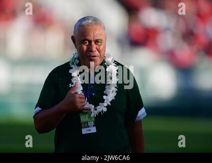 Honolulu, Hawaii, USA. 3rd Set, 2022. Il pensionato della NFL JESSE SAPOLU è stato premiato durante il lancio della moneta prima di una partita tra i Western Kentucky Hilltoppers e l'Università delle Hawaii Rainbow Warriors giocato al Clarence T.C. Ching Stadium, Honolulu, Hawaii. (Credit Image: © Steven Erler/ZUMA Press Wire) Foto Stock