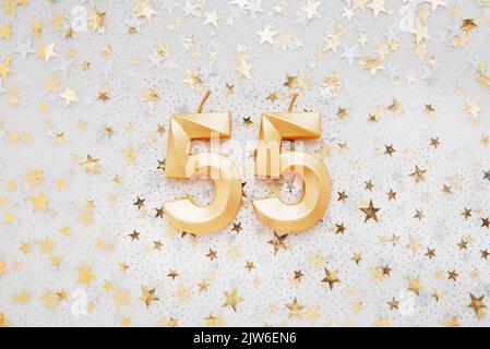 Torta di compleanno con candele numero 55 isolato su sfondo bianco Foto  stock - Alamy