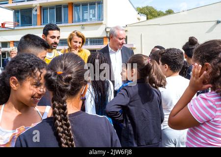 Jean-Luc Moudenc con gli studenti nel cortile. Visita della scuola elementare Papus per scoprire la nuova mensa e lo spazio CLAE. Durante la visita stampa del sindaco di Tolosa Jean-Luc Moudenc e dei funzionari municipali eletti per l'anno scolastico 2022-2023. Tolosa, Francia il 1st 2022 settembre. Foto di Patricia Huchot-Boissier/ABACAPRESS.COM Foto Stock