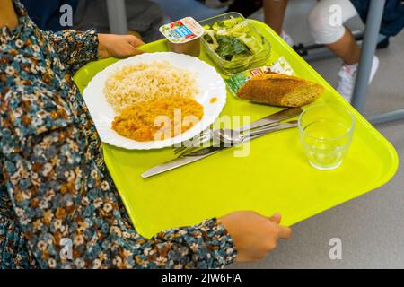 Uno studente porta il suo pranzo. Servizio nella mensa, piatti riempiti su un tavolo a tempo di pasto. Visita della scuola elementare Papus per scoprire la nuova mensa e lo spazio CLAE. Durante la visita stampa del sindaco di Tolosa Jean-Luc Moudenc e dei funzionari municipali eletti per l'anno scolastico 2022-2023. Tolosa, Francia il 1st 2022 settembre. Foto di Patricia Huchot-Boissier/ABACAPRESS.COM Foto Stock