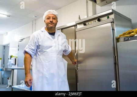 Sofiane, agente tecnico in mensa. Visita della scuola elementare Papus per scoprire la nuova mensa e lo spazio CLAE. Durante la visita stampa del sindaco di Tolosa Jean-Luc Moudenc e dei funzionari municipali eletti per l'anno scolastico 2022-2023. Tolosa, Francia il 1st 2022 settembre. Foto di Patricia Huchot-Boissier/ABACAPRESS.COM Foto Stock