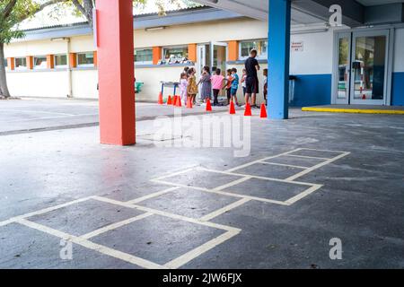 Studenti davanti all'ingresso della mensa. Visita della scuola elementare Papus per scoprire la nuova mensa e lo spazio CLAE. Durante la visita stampa del sindaco di Tolosa Jean-Luc Moudenc e dei funzionari municipali eletti per l'anno scolastico 2022-2023. Tolosa, Francia il 1st 2022 settembre. Foto di Patricia Huchot-Boissier/ABACAPRESS.COM Foto Stock