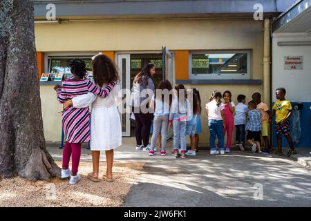 Studenti davanti all'ingresso della mensa. Visita della scuola elementare Papus per scoprire la nuova mensa e lo spazio CLAE. Durante la visita stampa del sindaco di Tolosa Jean-Luc Moudenc e dei funzionari municipali eletti per l'anno scolastico 2022-2023. Tolosa, Francia il 1st 2022 settembre. Foto di Patricia Huchot-Boissier/ABACAPRESS.COM Foto Stock