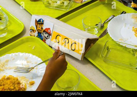 Servizio in mensa, piatti riempiti su un tavolo a pranzo. Visita della scuola elementare Papus per scoprire la nuova mensa e lo spazio CLAE. Durante la visita stampa del sindaco di Tolosa Jean-Luc Moudenc e dei funzionari municipali eletti per l'anno scolastico 2022-2023. Tolosa, Francia il 1st 2022 settembre. Foto di Patricia Huchot-Boissier/ABACAPRESS.COM Foto Stock