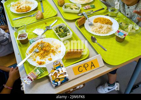 Servizio in mensa, piatti riempiti su un tavolo a pranzo. Visita della scuola elementare Papus per scoprire la nuova mensa e lo spazio CLAE. Durante la visita stampa del sindaco di Tolosa Jean-Luc Moudenc e dei funzionari municipali eletti per l'anno scolastico 2022-2023. Tolosa, Francia il 1st 2022 settembre. Foto di Patricia Huchot-Boissier/ABACAPRESS.COM Foto Stock