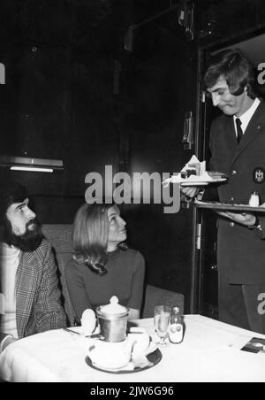 Immagine dei viaggiatori in una vettura da letto di vagoni-Lits (mostra treno '72) .n.b. Lo show train '72 è stato un'iniziativa di numerosi operatori ferroviari, come Bergland Express, Billows Centers, F.T.S., Hotel Plan, N.S. E vagoni-lits. Il treno era composto da vari veicoli da seduta/sdraiarsi, dormire e restaurare. Foto Stock