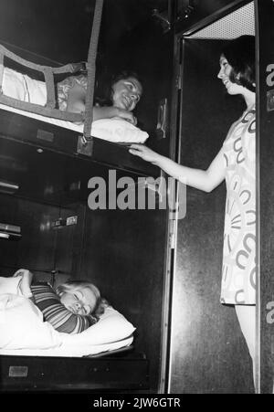 Immagine dei viaggiatori in una vettura da letto di vagoni-Lits (mostra treno '72) .n.b. Lo show train '72 è stato un'iniziativa di numerosi operatori ferroviari, come Bergland Express, Billows Centers, F.T.S., Hotel Plan, N.S. E vagoni-lits. Il treno era composto da vari veicoli da seduta/sdraiarsi, dormire e restaurare. Foto Stock