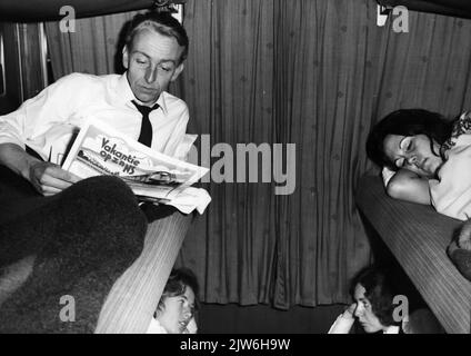 Immagine dei viaggiatori in una vettura da letto di vagoni-Lits (mostra treno '72) .n.b. Lo show train '72 è stato un'iniziativa di numerosi operatori ferroviari, come Bergland Express, Billows Centers, F.T.S., Hotel Plan, N.S. E vagoni-lits. Il treno era composto da vari veicoli da seduta/sdraiarsi, dormire e restaurare. Foto Stock