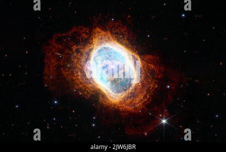 Nebula dell'anello meridionale. Collage spaziale dal telescopio cosmico più recente. James webb ricerca telescopica di galassie. Paesaggi di spazio profondo. JWST. Elementi Foto Stock