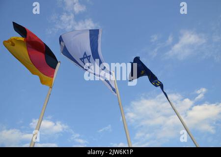 Berlino, Germania - 3 settembre 2022 - bandiere israeliane che volano nel centro di Berlino a causa della visita ufficiale del presidente di Israele Isaac Herzog in Germania. (Foto di Markku Rainer Peltonen) Foto Stock