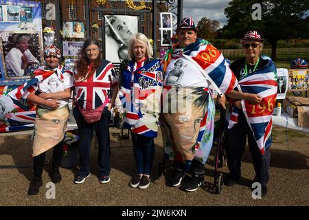 Londra, Regno Unito. 31st ago, 2022. I tifosi reali si posano insieme fuori dalle porte del Kensington Palace a Londra. I tributi di massa della defunto principessa Diana adornano le porte di Kensington Palace e i wishers segnano il 25th° anniversario della morte del Royal in un incidente d'auto a Parigi. Credit: SOPA Images Limited/Alamy Live News Foto Stock