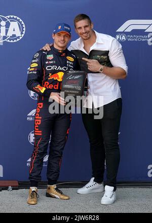 Zandvoort, Paesi Bassi. 03rd Set, 2022. Motorsport: Campionato del mondo di Formula 1, Gran Premio d'Olanda, qualifiche. Max Verstappen dai Paesi Bassi del team Oracle Red Bull si presenta con il trofeo per la pole position del kickboxer Rico Verhoeven. Credit: Hasan Brantic/dpa/Alamy Live News Foto Stock