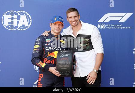 Zandvoort, Paesi Bassi. 03rd Set, 2022. Motorsport: Campionato del mondo di Formula 1, Gran Premio d'Olanda, qualifiche. Max Verstappen dai Paesi Bassi del team Oracle Red Bull si presenta con il trofeo per la pole position del kickboxer Rico Verhoeven. Credit: Hasan Brantic/dpa/Alamy Live News Foto Stock