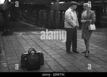 Immagine di due viaggiatori per il treno auto-letto sulla piattaforma di carico della stazione N.S. 's-Hertogenbosch in' s-Hertogenbosch. Foto Stock