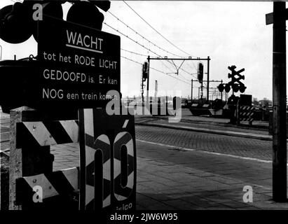 Vista dell'attraversamento ferroviario sicuro di Ahob su Tiberdreef/MR. Trippkade a Utrecht. Foto Stock